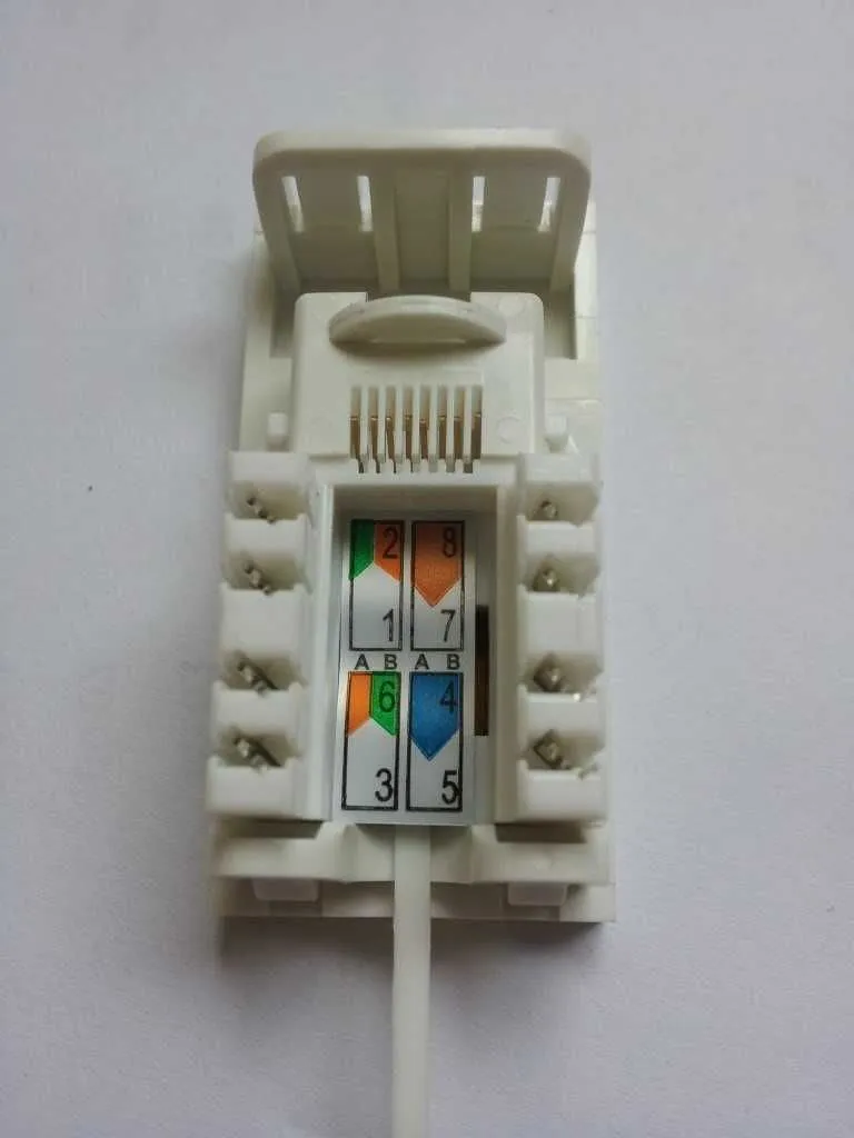 Розетка интернет подключение 8 проводов. Обжимка розетки rj45 Cat 5e. Обжим розетки rj45 Schneider. Обжим компьютерной розетки Cat 5e. Распиновка розетки rj45.